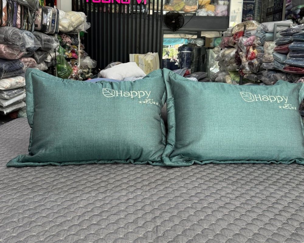 Đôi vỏ gối lụa Tencel màu xanh ngọc chụp tại cửa hàng Tường Vi Home